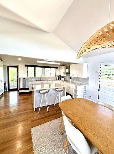 Generous 4-Bed 3-Bath Property In Seven Hills Brisbane 0*,
