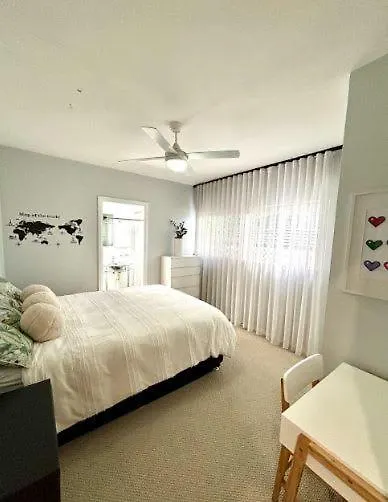 Generous 4-Bed 3-Bath Property In Seven Hills Brisbane Holiday home
