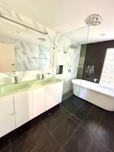 Generous 4-Bed 3-Bath Property In Seven Hills Brisbane Holiday home
