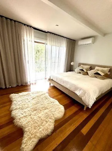 Generous 4-Bed 3-Bath Property In Seven Hills Brisbane Holiday home