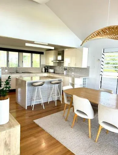 Holiday home Generous 4-Bed 3-Bath Property In Seven Hills Brisbane Australia