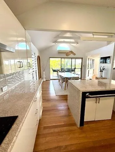 Generous 4-Bed 3-Bath Property In Seven Hills Brisbane 0*,  Australia