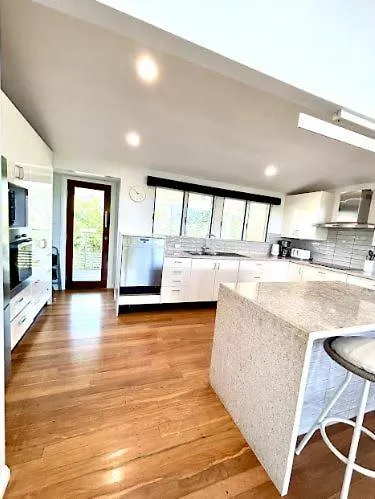 Holiday home Generous 4-Bed 3-Bath Property In Seven Hills Brisbane