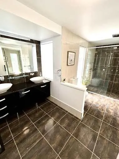 Holiday home Generous 4-Bed 3-Bath Property In Seven Hills Brisbane