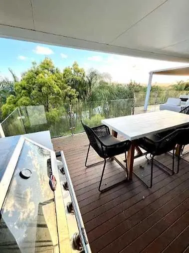 Generous 4-Bed 3-Bath Property In Seven Hills Brisbane Holiday home